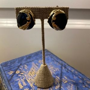 Vintage Trifari black & gold clip on earrings